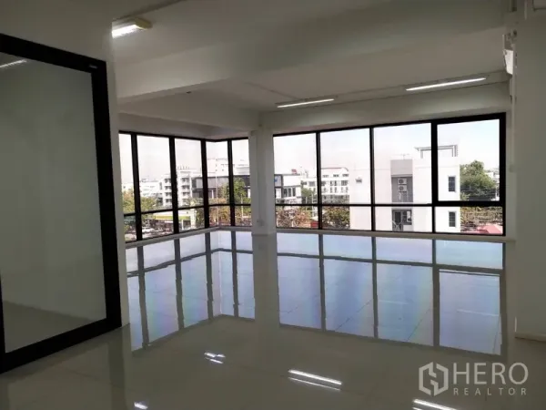 办公空间 出租在Bang Na, Bangkok - 转角办公室，环绕大窗眺望邦那城市景观。