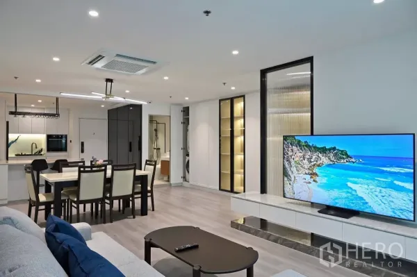 公寓 出租在Watthana, Bangkok - 曼谷瓦他那区 Sukhumvit Living Town 公寓的开放式客餐厅，配电视墙与开放式厨房。