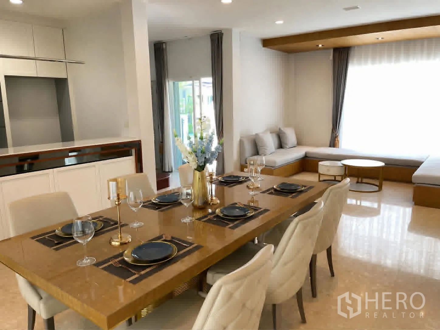 独栋房屋 for rent or sale in Saphan Sung, Bangkok - 餐区摆放六人餐桌，旁连会客区与大窗。