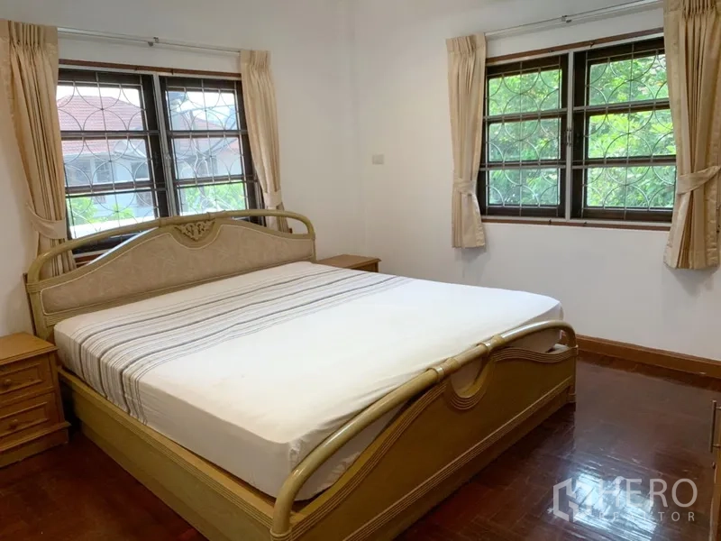 บ้าน ให้เช่าในKhlong Toei, Bangkok - ห้องนอนกว้าง เตียงขนาดใหญ่ หน้าต่างสองด้าน ผ้าม่าน และพื้นไม้