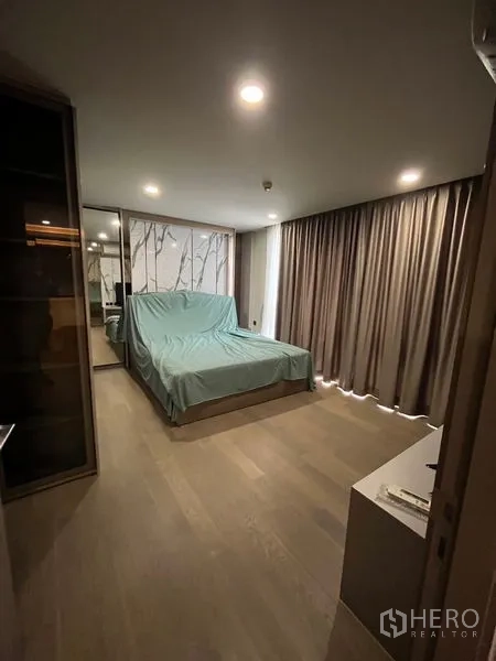 คอนโด ให้เช่าในPathum Wan, Bangkok - ห้องนอนพร้อมเตียง ตู้เสื้อผ้าบานกระจก และม่านทึบ