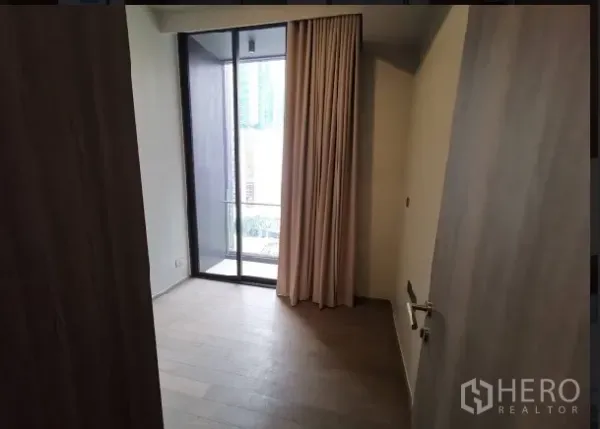 คอนโด ให้เช่าในWatthana, Bangkok - ห้องนอนขนาดกะทัดรัด พื้นไม้ ประตูกระจกบานเลื่อนออกระเบียง พร้อมผ้าม่านทึบ