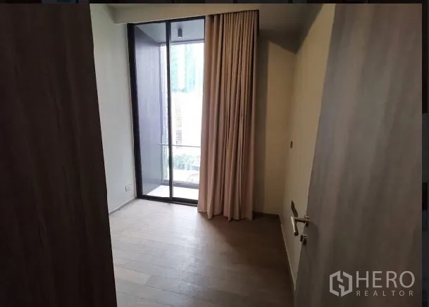 คอนโด ให้เช่าในWatthana, Bangkok - ห้องนอนขนาดกะทัดรัด พื้นไม้ ประตูกระจกบานเลื่อนออกระเบียง พร้อมผ้าม่านทึบ
