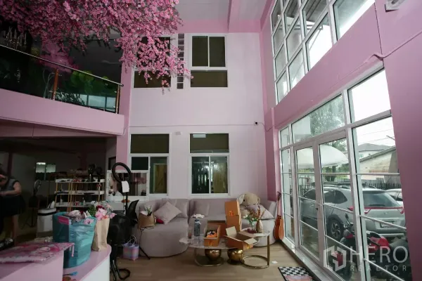 สำนักงานที่บ้าน ให้เช่าในPrawet, Bangkok - โถงรับแขกเพดานสูงติดกระจกเต็มผนัง พร้อมชั้นลอยและมุมนั่งเล่น