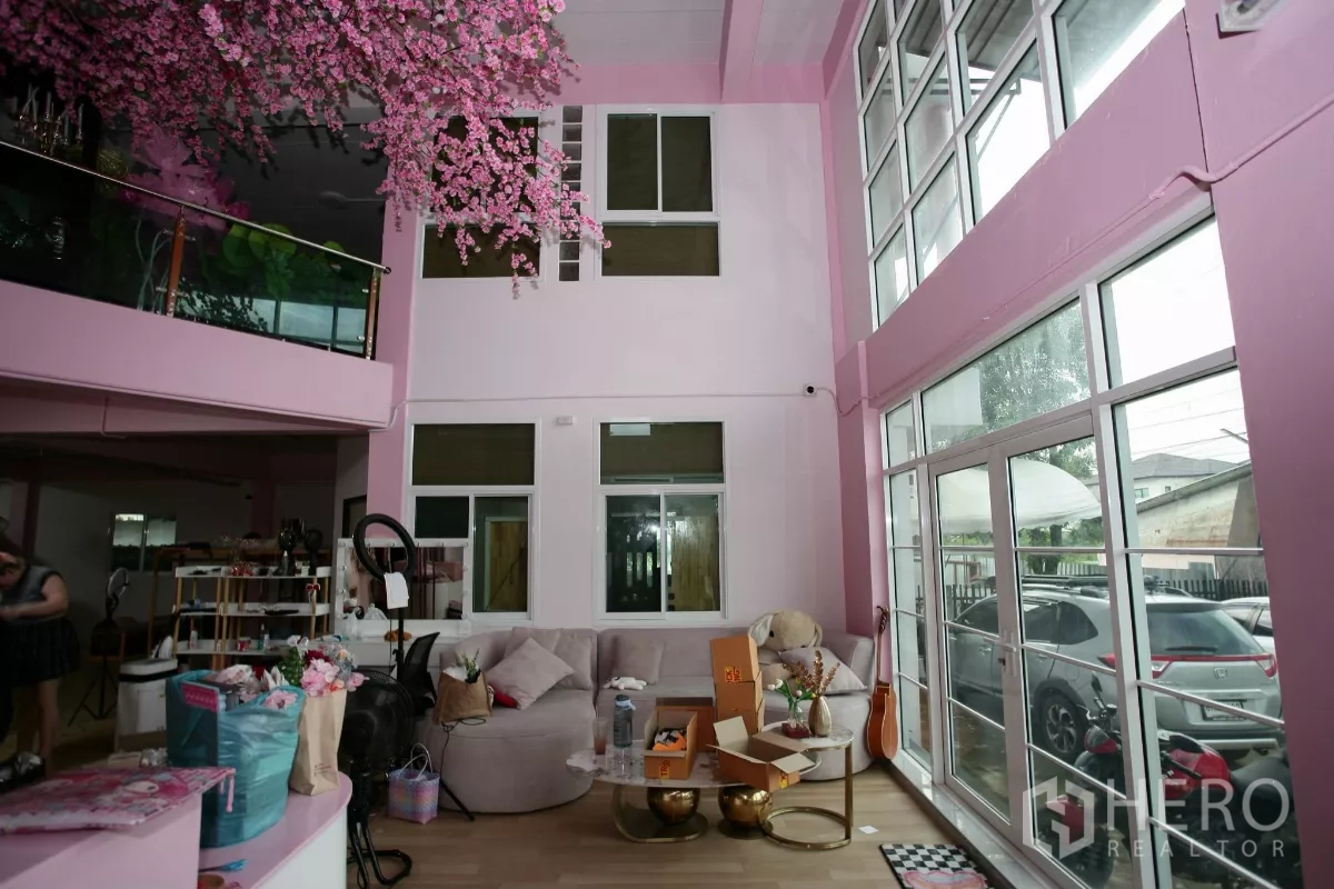 สำนักงานที่บ้าน ให้เช่าในPrawet, Bangkok - โถงรับแขกเพดานสูงติดกระจกเต็มผนัง พร้อมชั้นลอยและมุมนั่งเล่น