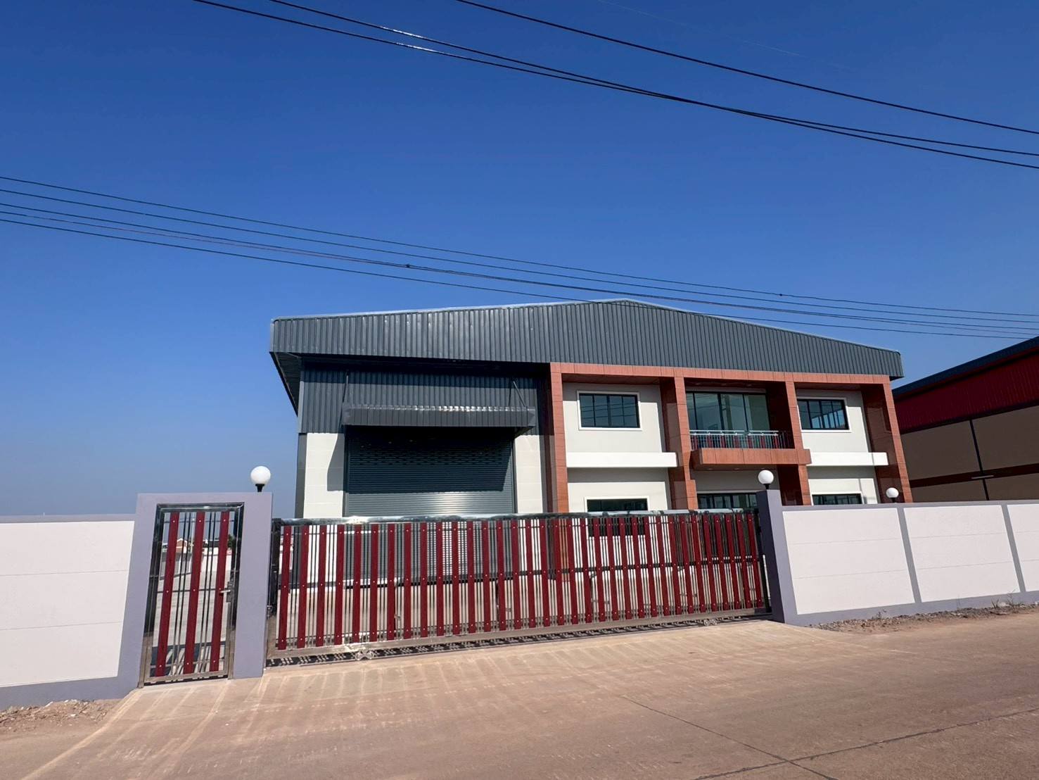 โรงงาน ขายในMueang Samut Sakhon, Samut Sakhon - ด้านหน้าโครงการ มีกำแพงและประตูรั้วบานเลื่อน พร้อมออฟฟิศสองชั้น