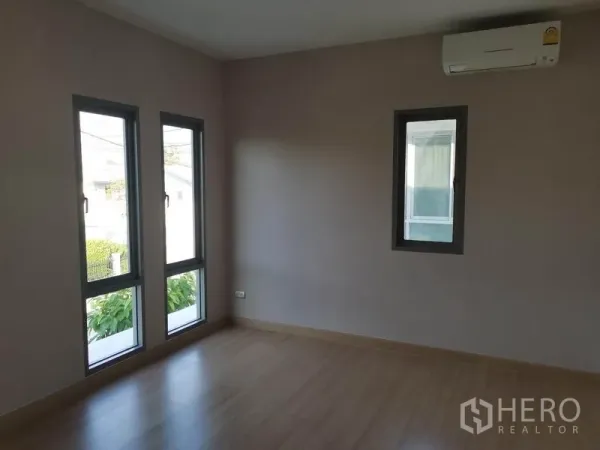 独立式住宅 出售在Nonthaburi - 空卧室，竖向窗、空调与木地板