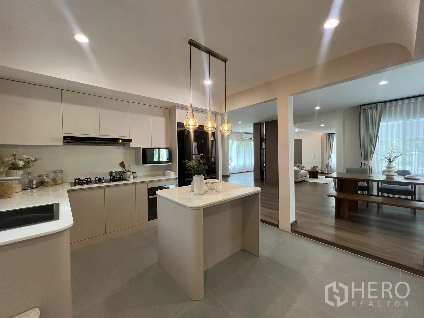Detached House for rent in Mueang Samut Prakan, Samut Prakan - Kitchen island with decorative pendant lighting and vases.