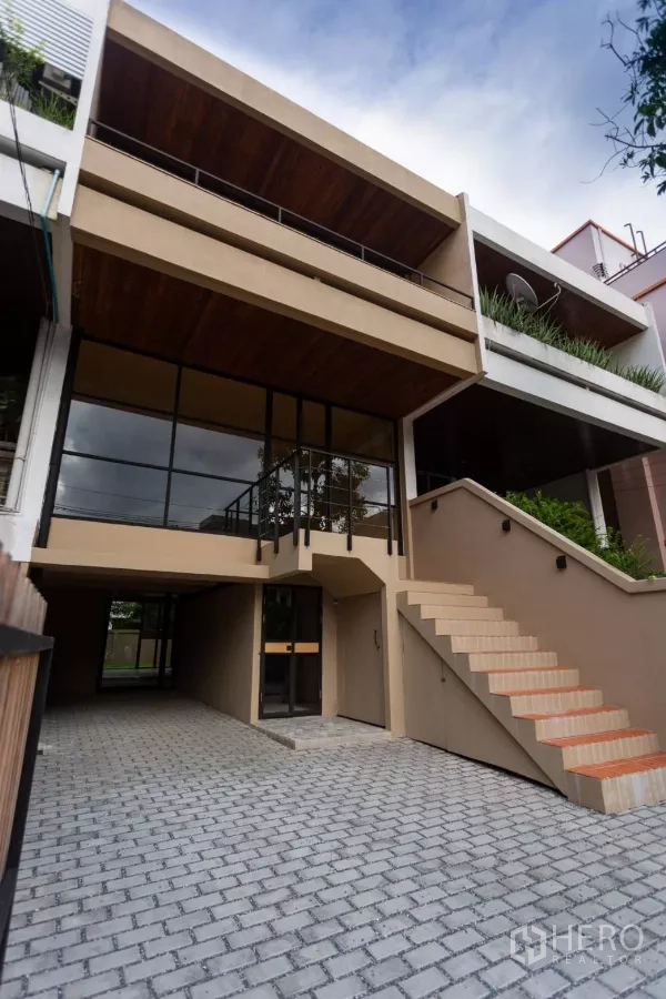 带办公室的家 出租在Watthana, Bangkok - 三层家庭办公楼外观，6米面宽，玻璃立面与前置楼梯，位于通罗。