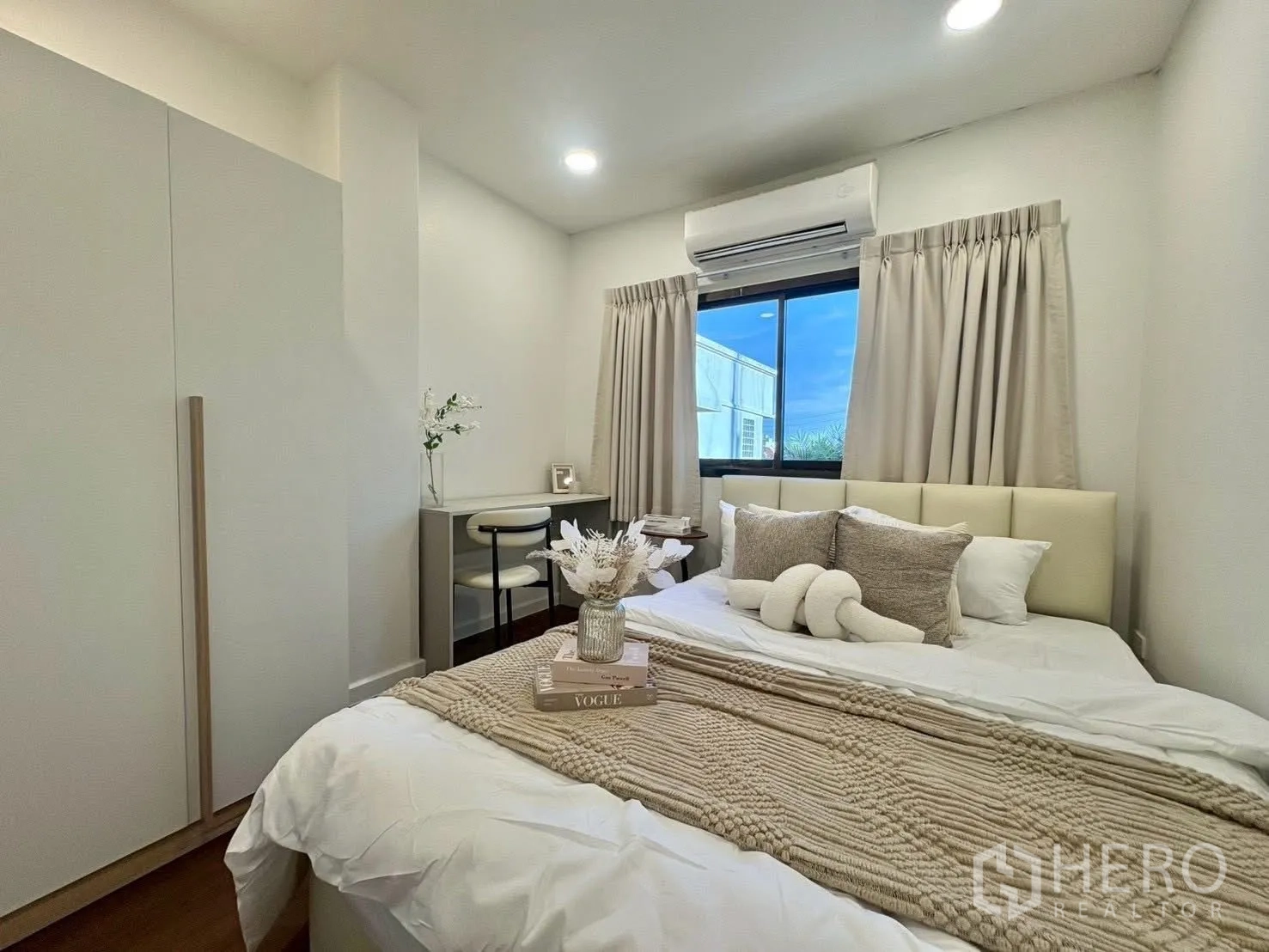 ทาวน์เฮาส์ for rent in Huai Khwang, Bangkok - มุมมองอีกด้านของห้องนอนพร้อมตู้เสื้อผ้าและไฟสว่างนุ่ม