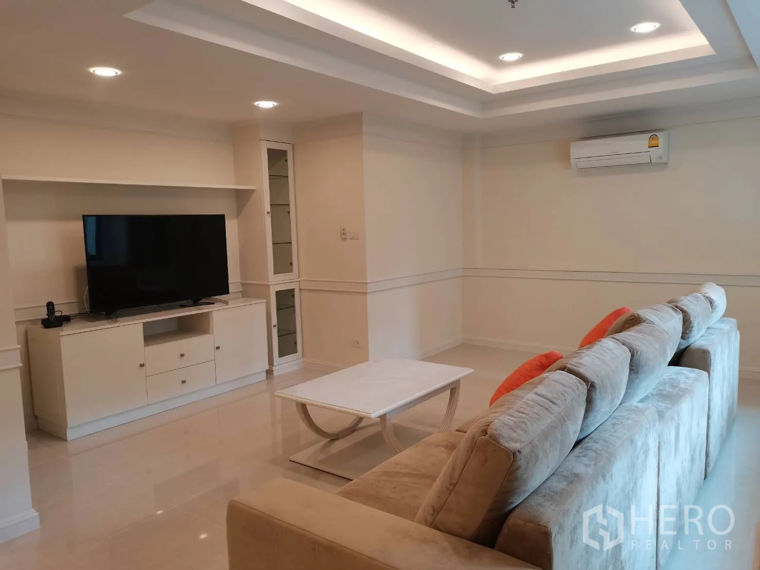 คอนโด for rent in Watthana, Bangkok - ห้องนั่งเล่นอบอุ่น โซฟาตัวแอลขนาดใหญ่ ตู้วางทีวี และฝ้าหลุมพร้อมไฟ