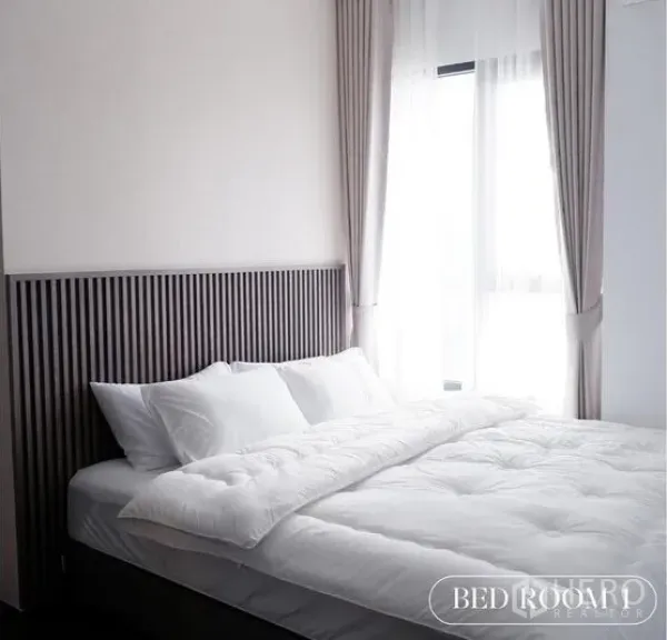 คอนโด ให้เช่าในWatthana, Bangkok - ห้องนอนอบอุ่น เตียงหัวเตียงลายซี่ ผ้าปูขาว และหน้าต่างมุมห้องพร้อมผ้าม่าน