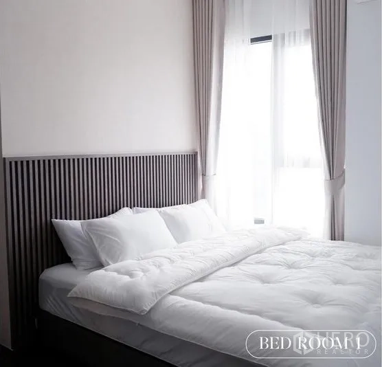 คอนโด ให้เช่าในWatthana, Bangkok - ห้องนอนอบอุ่น เตียงหัวเตียงลายซี่ ผ้าปูขาว และหน้าต่างมุมห้องพร้อมผ้าม่าน