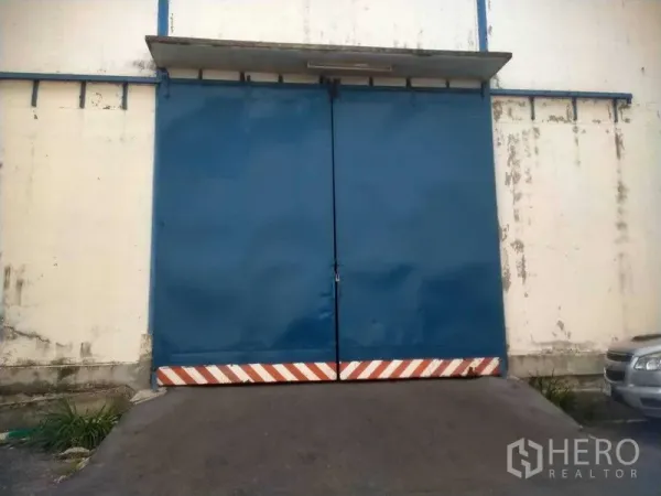 货栈 出租在Bang Phli, Samut Prakan - 仓库入口处带坡道的蓝色双扇钢门