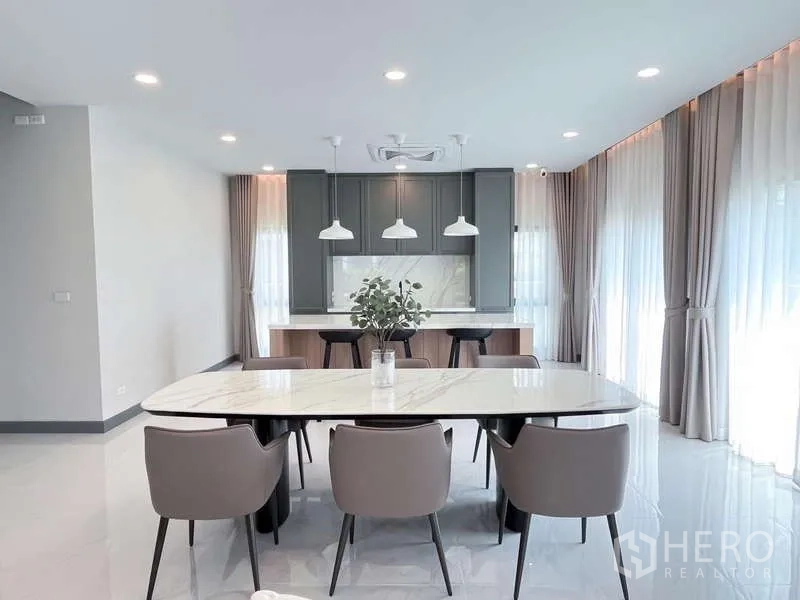 บ้าน ให้เช่าหรือขายในBang Phli, Samut Prakan - โซนทานอาหารมองไปยังครัวไอส์แลนด์และหน้าต่างกระจกโดยรอบ