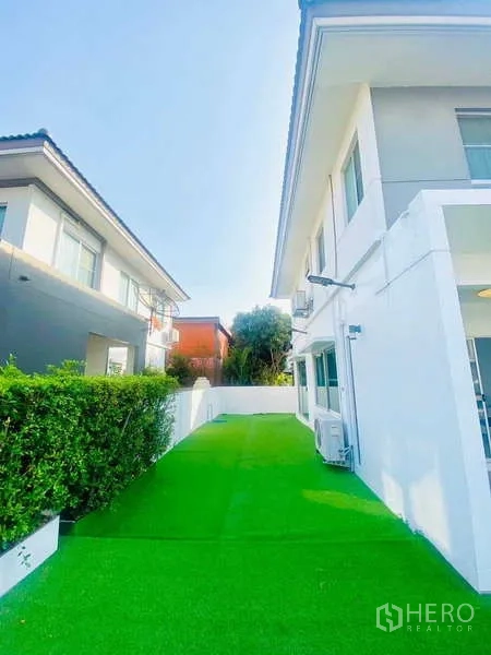 Detached House for rent or sale - Side garden with artificial grass along the house.