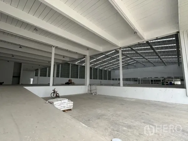 工厂 出租在Pathum Thani - 厂内分层生产区，屋顶采光与钢梁结构。