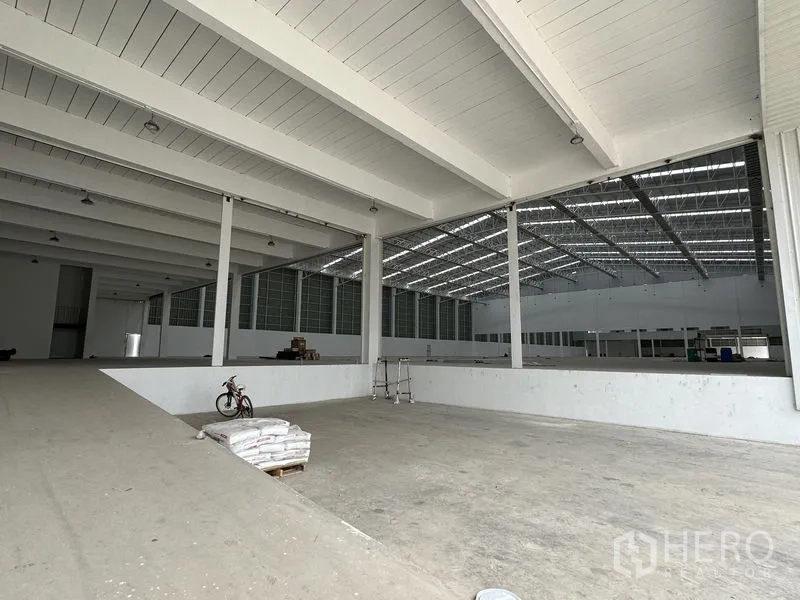 工厂 出租在Pathum Thani - 厂内分层生产区，屋顶采光与钢梁结构。