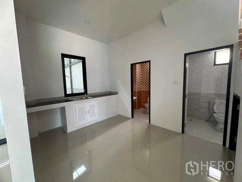 โรงงาน ขายในSamut Sakhon - มุมแพนทรีพร้อมอ่างล้างจาน และห้องน้ำปูกระเบื้องสองห้อง