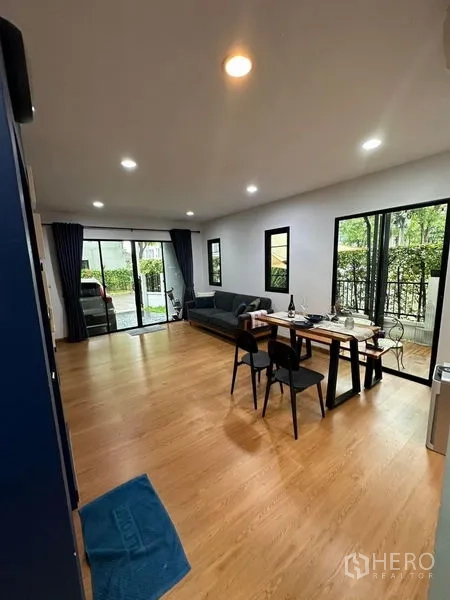 联排别墅 出售在Wang Thonglang, Bangkok - 开放式客餐厅，推拉门通向前庭露台。