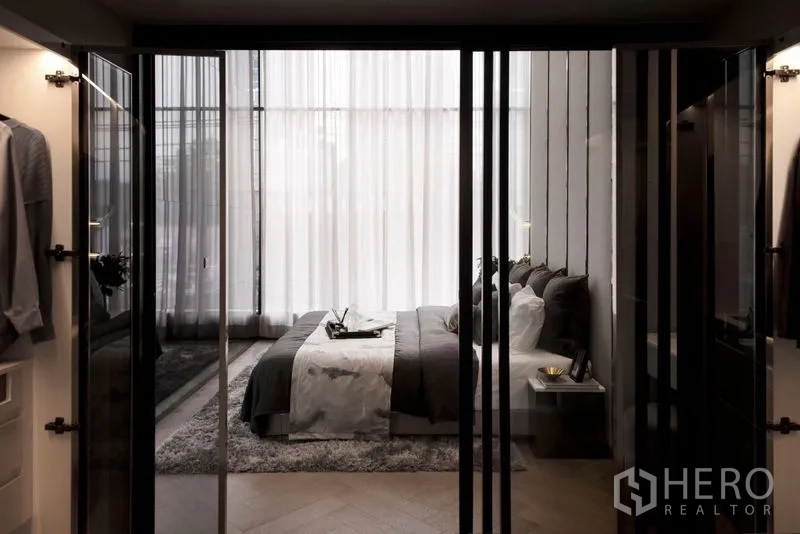 独立式住宅 出售在Watthana, Bangkok - 玻璃包裹的主卧，顶天帘幕与步入式衣帽间