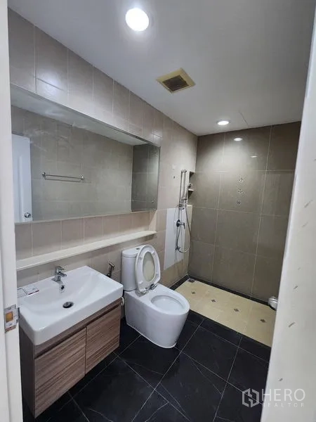联排别墅 出租在Wang Thonglang, Bangkok - 现代卫浴配洗手台、大镜、坐便器与步入式淋浴。