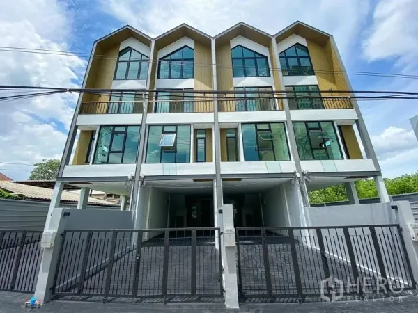 สำนักงานที่บ้าน ให้เช่าหรือขายในBang Na, Bangkok - ด้านหน้าโฮมออฟฟิศ 4 ชั้นทรงจั่ว กระจกบานใหญ่ พร้อมลานจอดรถเข้า-ออกประตูรั้วเหล็ก