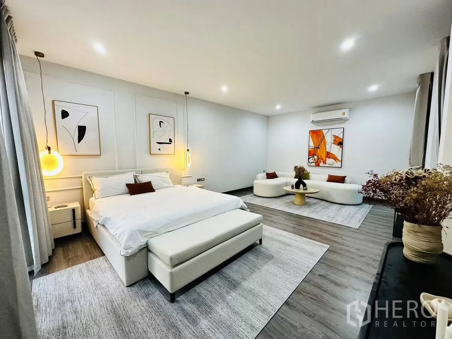 联排别墅 for rent in Suan Luang, Bangkok - 主卧床头两侧吊灯与抽象装饰画的视角。