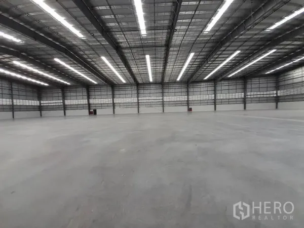 โรงงาน ให้เช่าในMueang Rayong, Rayong - ภายในโกดังโล่ง เพดานสูง ไฟ LED เรียงยาว และพื้นคอนกรีตขัดมัน