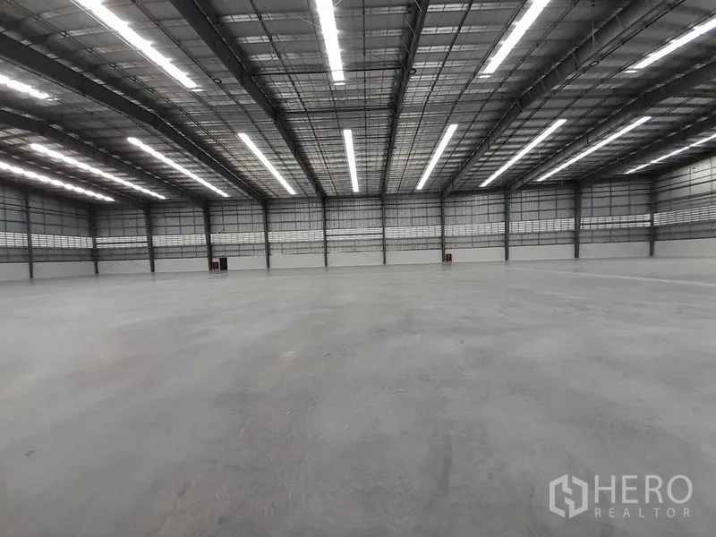 โรงงาน ให้เช่าในMueang Rayong, Rayong - ภายในโกดังโล่ง เพดานสูง ไฟ LED เรียงยาว และพื้นคอนกรีตขัดมัน