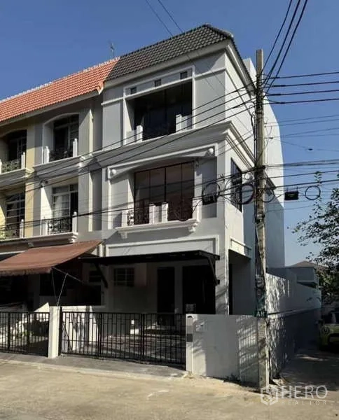 联排别墅 出租或出售在Prawet, Bangkok - 街景外观：端头位三层联排别墅