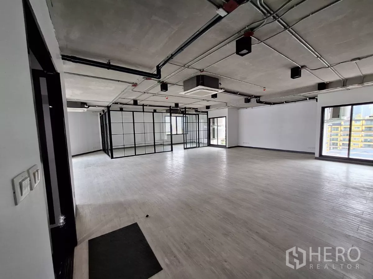 สำนักงาน ให้เช่าในWatthana, Bangkok - พื้นที่ทำงานโล่งกว้าง มีหน้าต่างเต็มผนังและห้องประชุมผนังกระจกกรอบเหล็ก