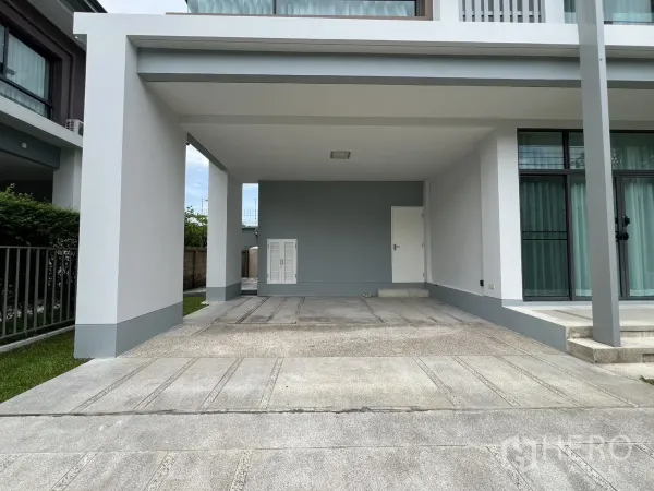 Detached House for rent in Bang Kapi, Bangkok - Covered double carport with a wide concrete driveway at the front of the house.