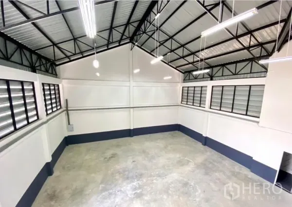 货栈 出租在Lat Lum Kaeo, Pathum Thani - 带百叶通风窗与抛光混凝土地面的仓库俯视图。