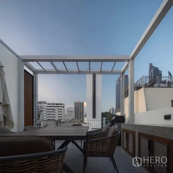 独立式住宅 出租在Bang Rak, Bangkok - 屋顶露台，凉棚、餐桌与城市景观