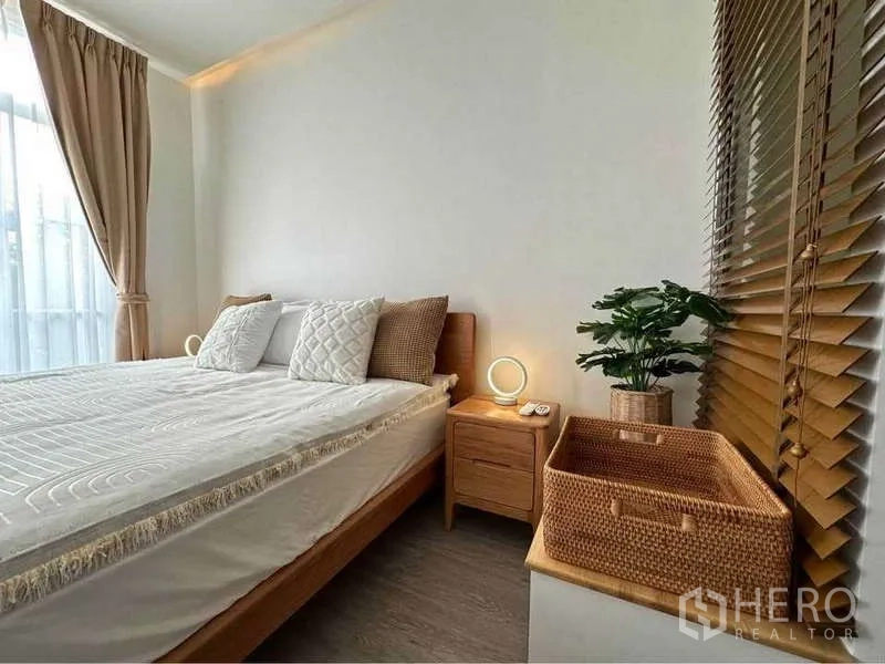 บ้าน ให้เช่าในPrawet, Bangkok - ห้องนอนอบอุ่น เตียงควีน เฟอร์นิเจอร์ไม้ และแสงไฟนุ่ม