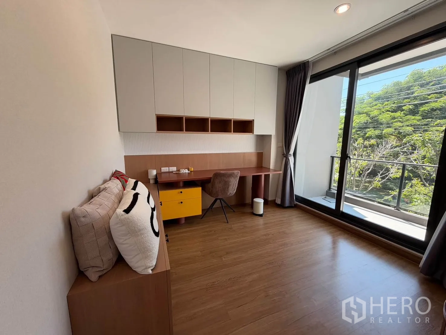 บ้านแฝด for rent in Prawet, Bangkok - ห้องทำงานมีโต๊ะยาวและประตูบานเลื่อนออกระเบียง