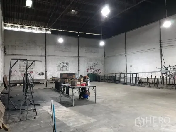 货栈 出租在Bang Phli, Samut Prakan - 邦帕里仓库内部，钢结构高挑屋顶，吊灯明亮，混凝土地面与宽敞储存空间。