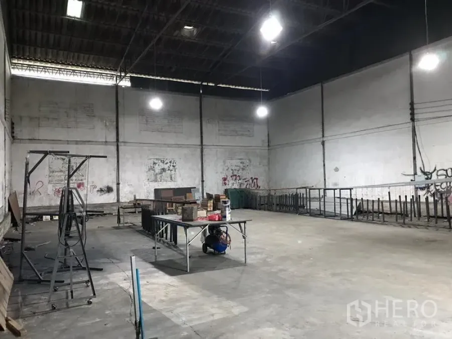 货栈 出租在Bang Phli, Samut Prakan - 邦帕里仓库内部，钢结构高挑屋顶，吊灯明亮，混凝土地面与宽敞储存空间。