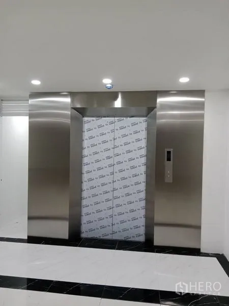 带办公室的家 出租或出售在Wang Thonglang, Bangkok - 大堂内不锈钢乘客电梯