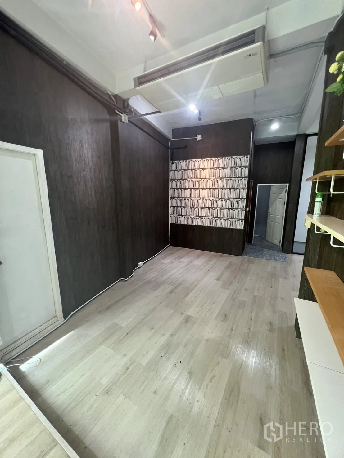 พื้นที่ขายปลีก ให้เช่าในWatthana, Bangkok - ห้องแสดงสินค้าแคบมีเครื่องปรับอากาศแบบแขวน ผนังติดชั้นวาง และพื้นลามิเนตสีอ่อน