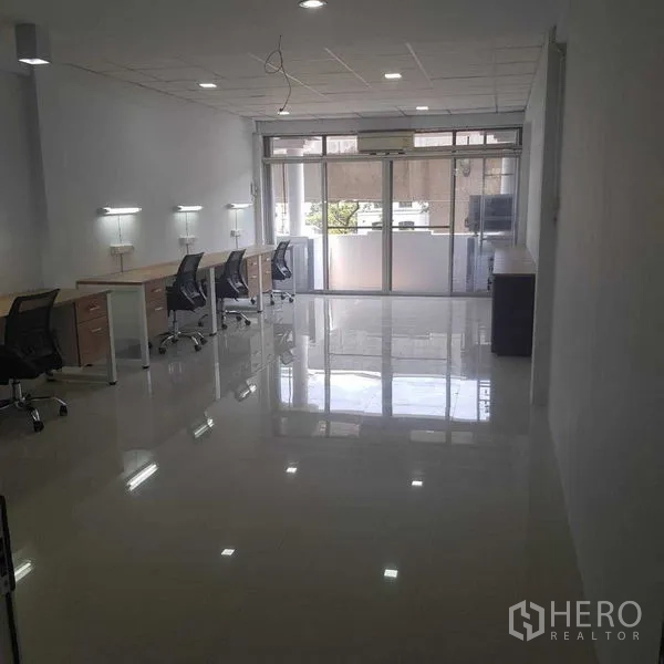 带办公室的家 出租或出售在Suan Luang, Bangkok - 明亮修长的办公区，多处工位与阳台推拉门。
