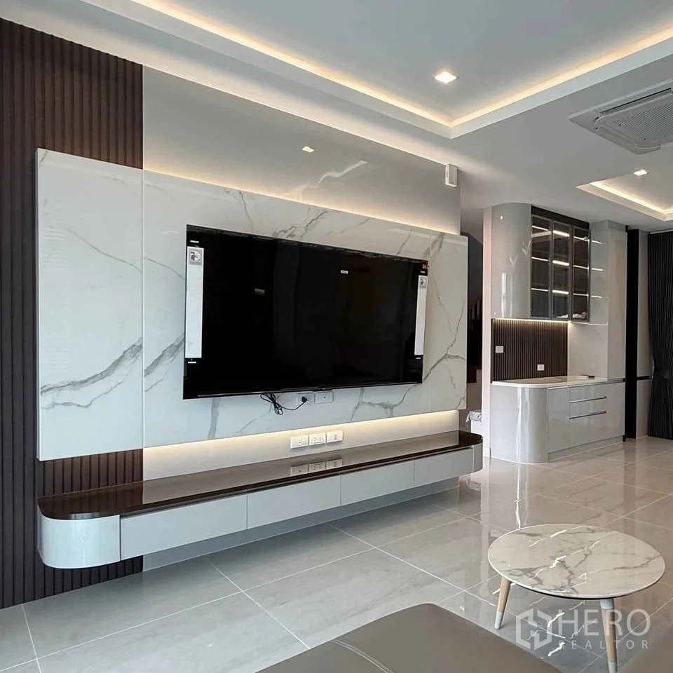 บ้านเดี่ยว for rent in Bang Phli, Samut Prakan - ผนังทีวีลายหินอ่อนพร้อมชั้นลอยในห้องนั่งเล่น