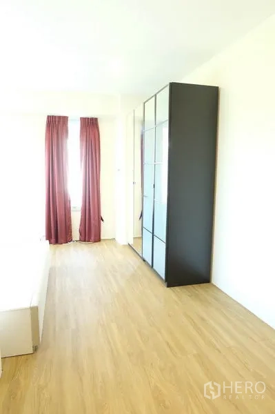 带办公室的家 出租在Wang Thonglang, Bangkok - 宽敞卧室，红色窗帘与自然采光
