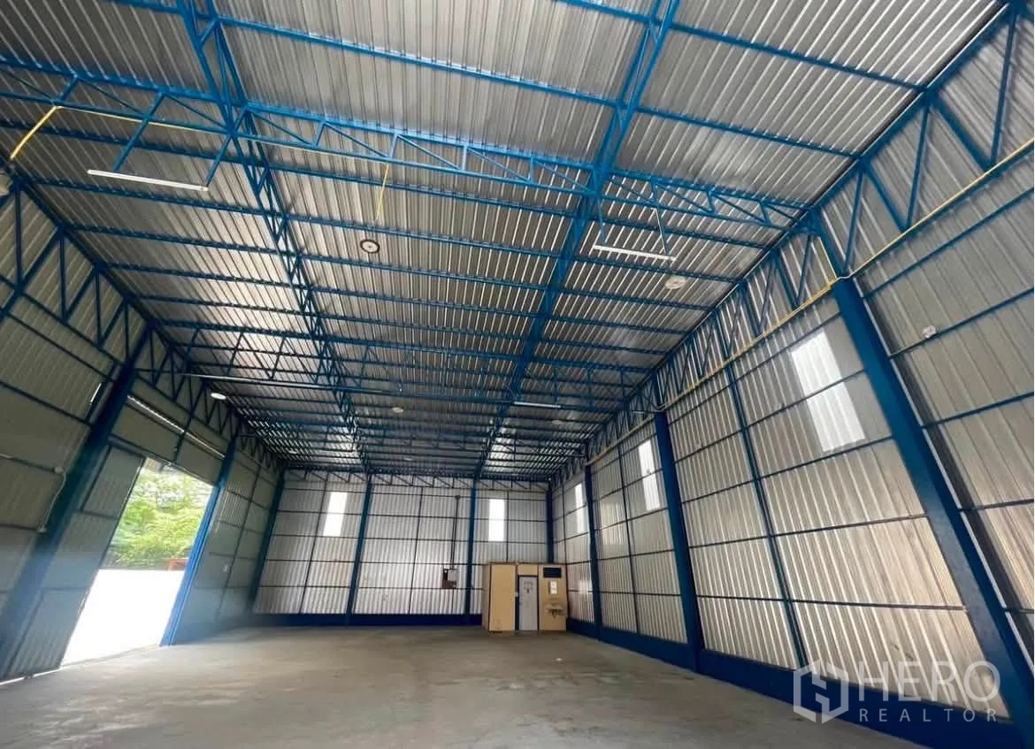 仓库 for rent in Wang Thonglang, Bangkok - 仓库天花细节，钢桁架与照明设备。
