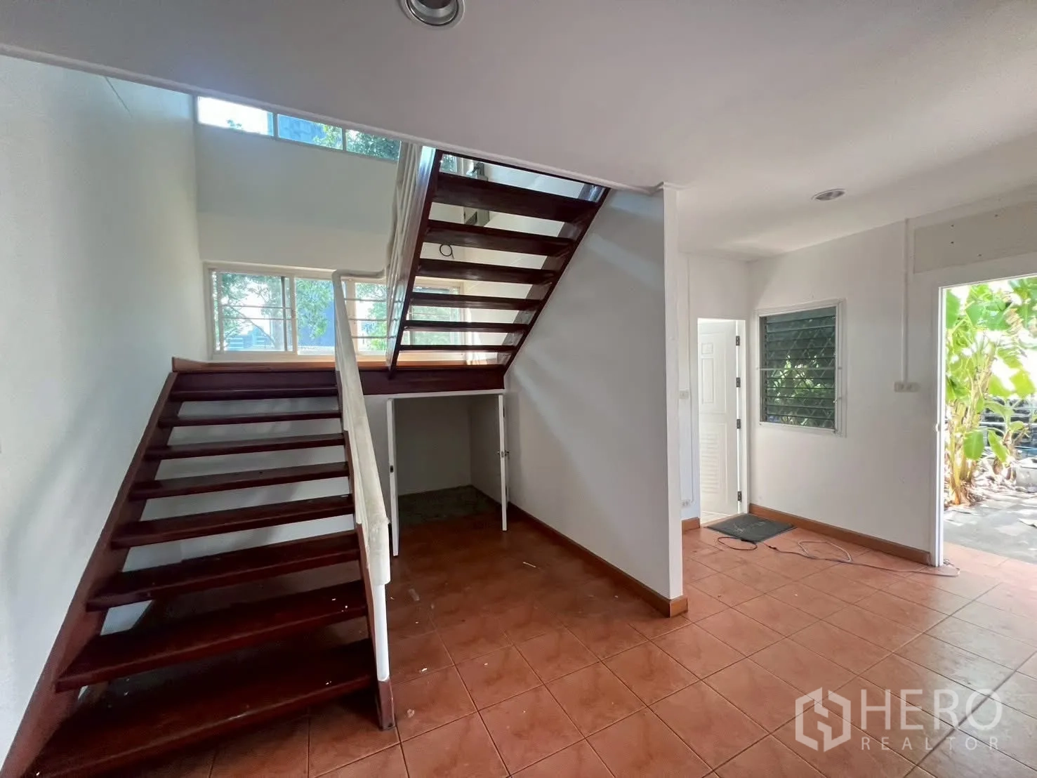 บ้านเดี่ยว for rent in Watthana, Bangkok - บันไดไม้พร้อมราวจับ เห็นแสงธรรมชาติเข้ามาทางหน้าต่าง