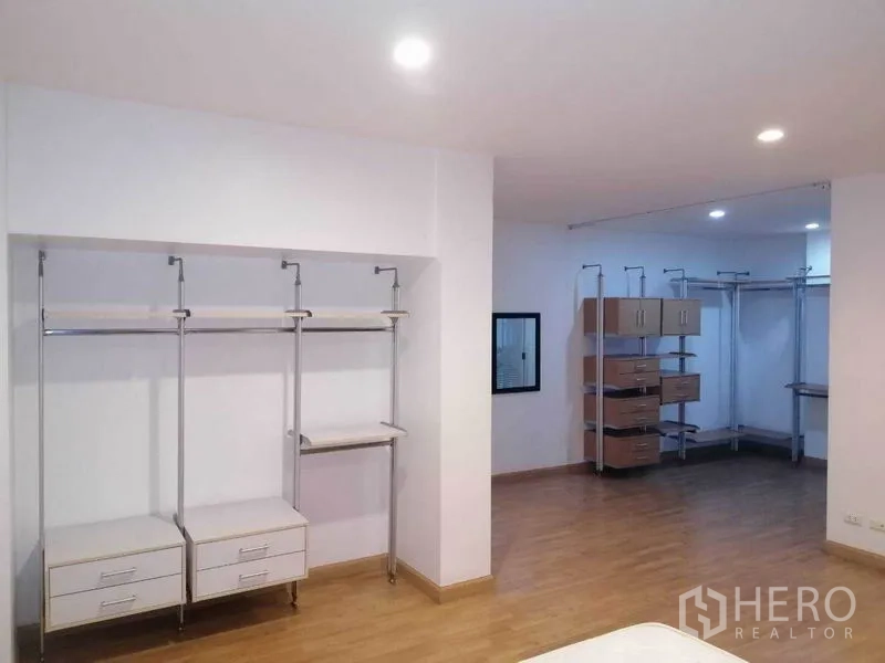 联排别墅 出租在Wang Thonglang, Bangkok - 大容量衣帽间，置物抽屉与挂衣杆。