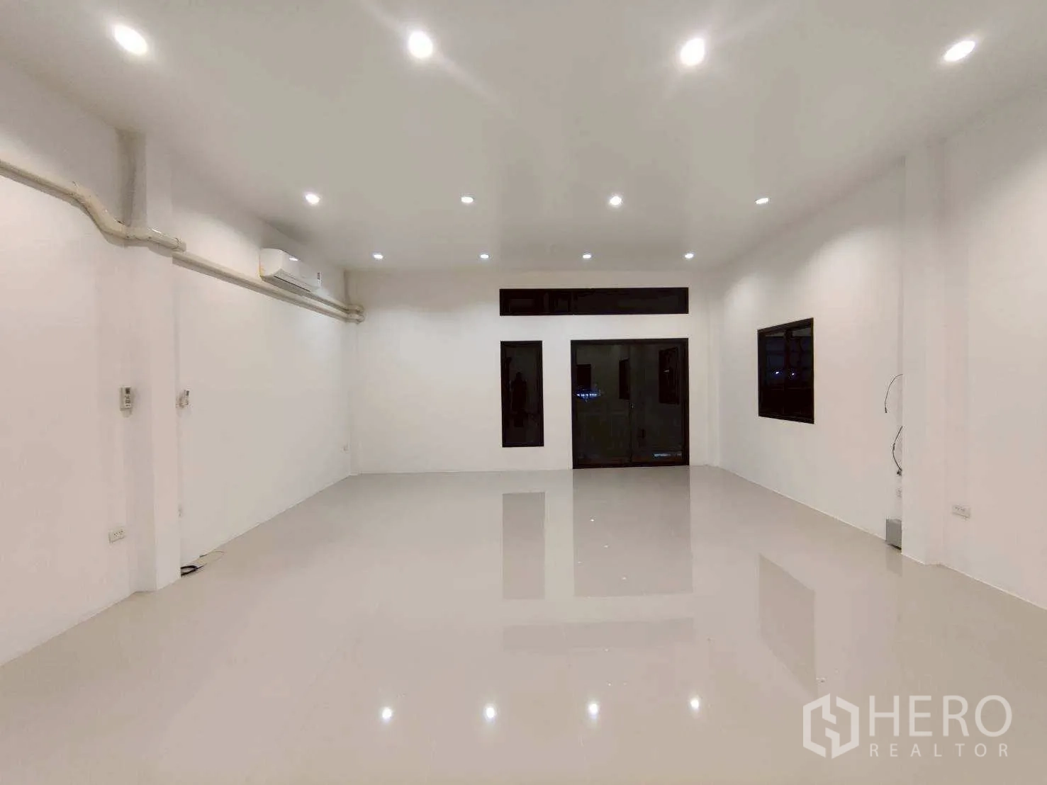 Warehouse for rent in Lam Luk Ka, Pathum Thani - Office area with glass doors, smooth tile flooring, and windows.