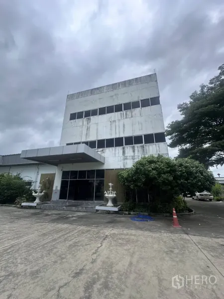 โรงงาน ขายในLat Krabang, Bangkok - มุมมองด้านหน้าสำนักงานโรงงาน 3 ชั้น มีกันสาดและลานจอดรถ