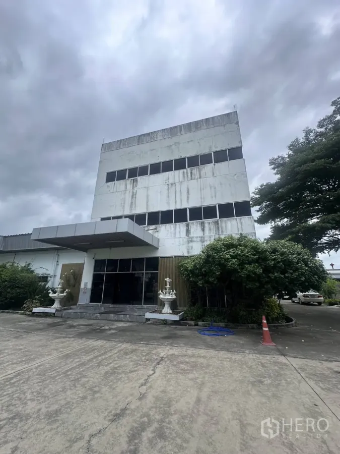 工厂 出售在Lat Krabang, Bangkok - 三层厂房办公楼正面，带雨棚与车道。